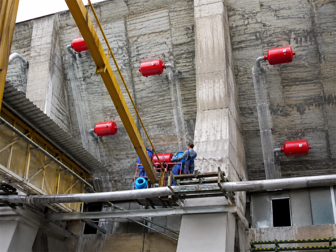 EN25–EN300 industrial air cannons installed on a concrete silo
