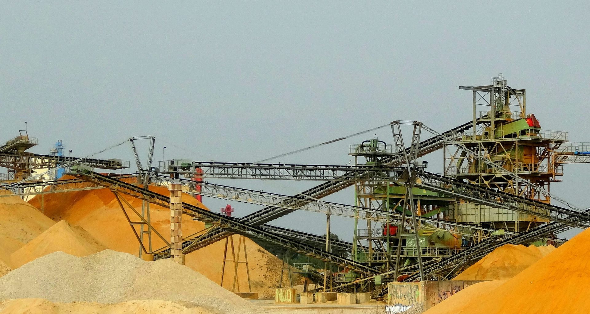 Heavy-duty mining conveyor belt system