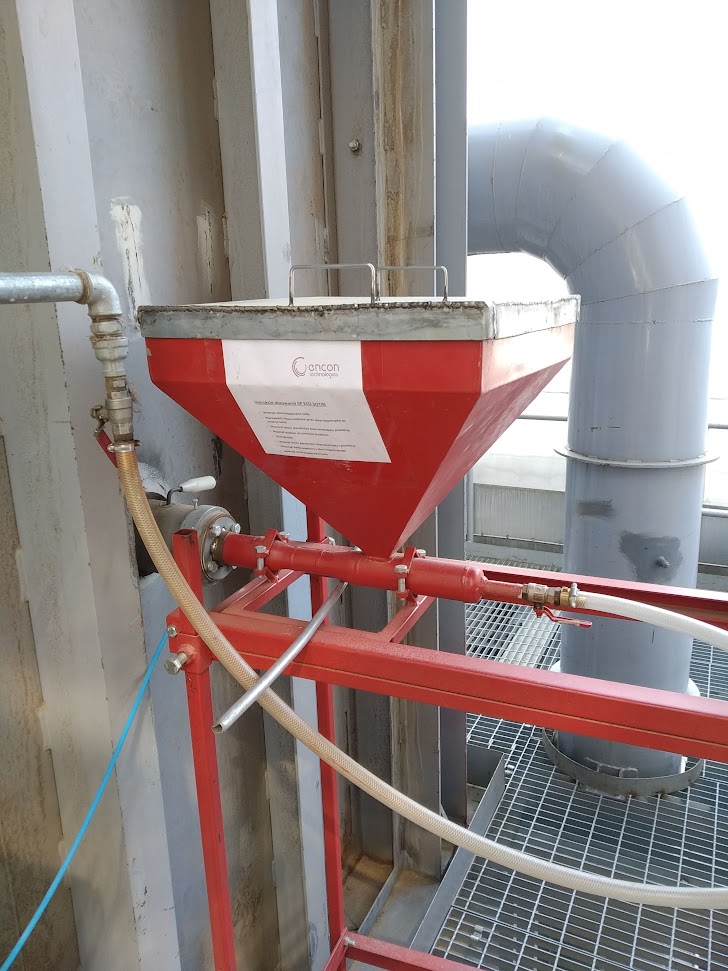 Pneumatic injector installed on a boiler combustion chamber wall at a plant