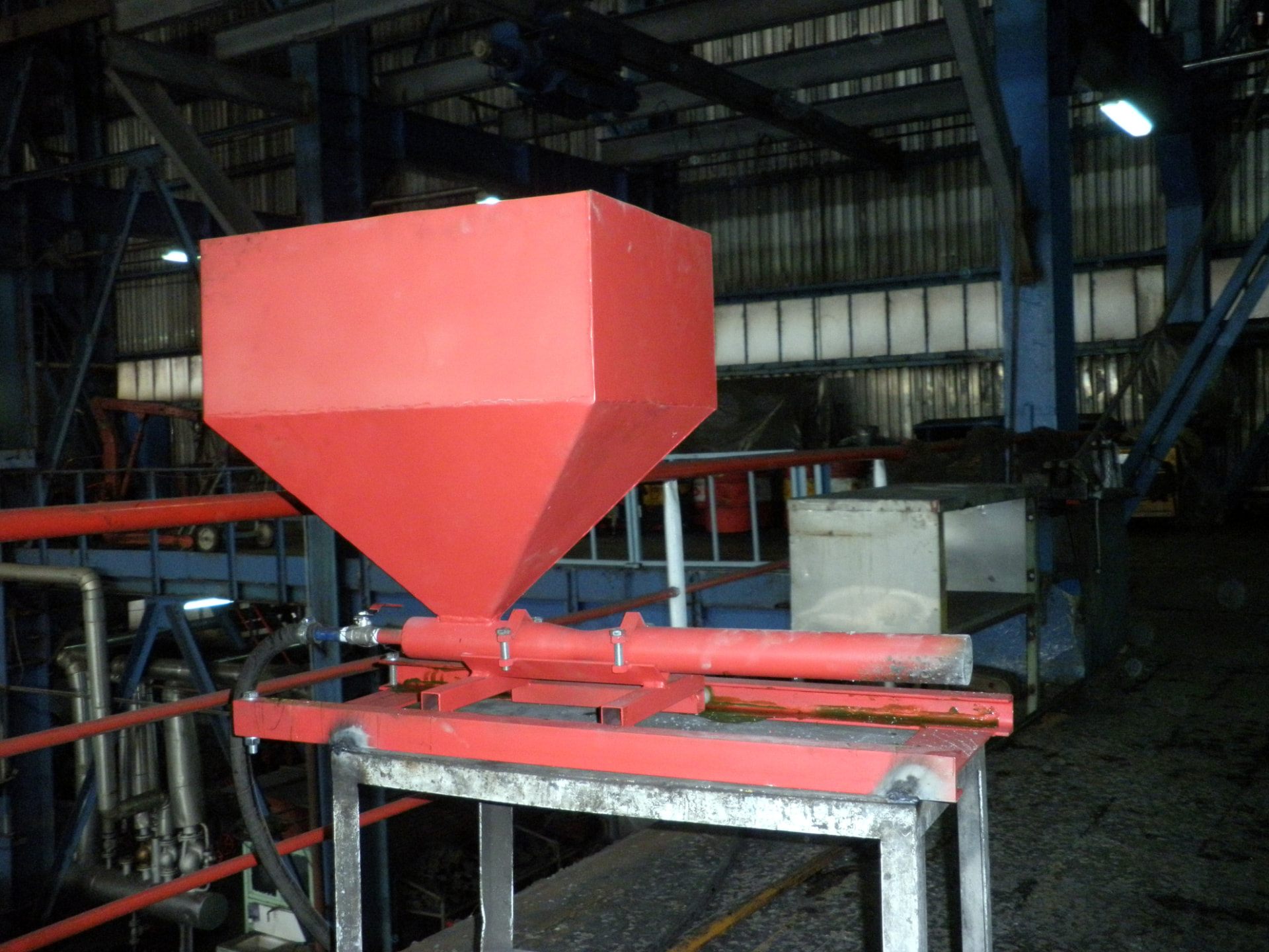 Standalone pneumatic SP ECO SOTIN injector unit with red dosing hopper
